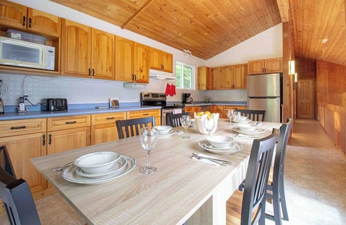 Burnt River Cottage | Four Mile Memories - Three Bedroom Cottage, Sleeps 6