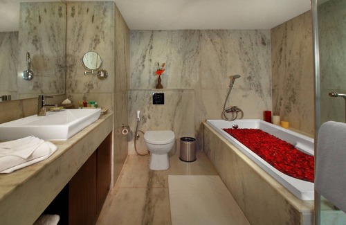 Clover Park Hotel | Four Points by Sheraton Hotel & Serviced Apartments, Pune