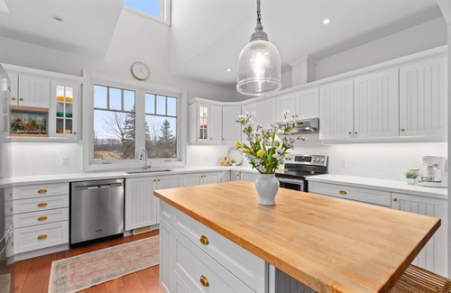 Grey Highlands House | Four Season Retreat on private lake, sleeps 10+ people, skier & hiker's delight