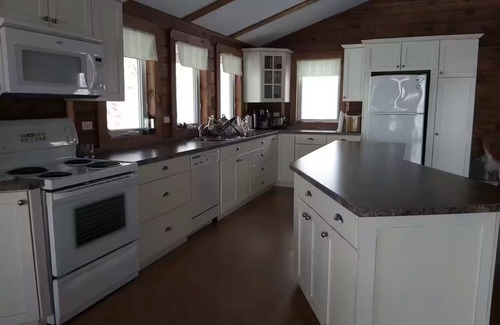 Weslemkoon House | Four Seasons Cozy Getaway