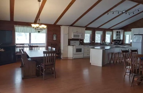 Weslemkoon House | Four Seasons Cozy Getaway