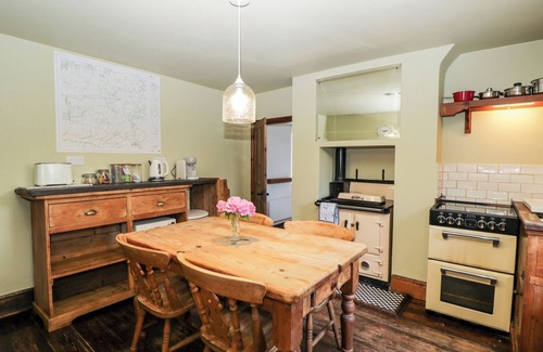 Bottlesford House | FOURWAYS, pet friendly, character holiday cottage in Pewsey