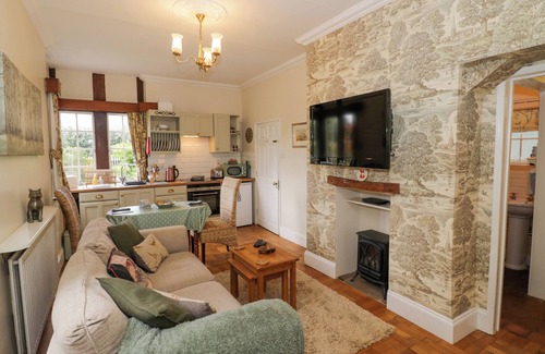 Droitwich Cottage | FOX COTTAGE, pet friendly, with open fire in Droitwich Spa