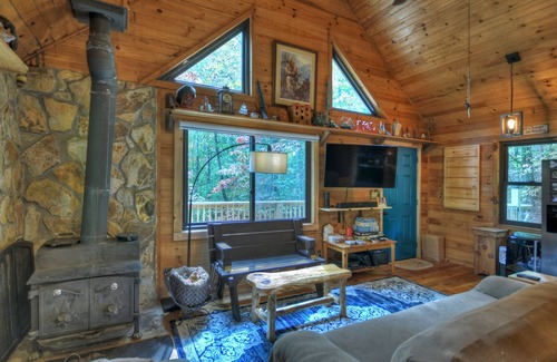 Ridgeline Vistas House | Fox Den Cabin is the perfect mountain cabin that sleeps 4 w/ hot tub & fire pit.
