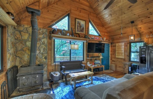 Ridgeline Vistas Cabin | Fox Den Cabin with Invigorating Hot Tub!
