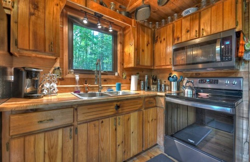 Ridgeline Vistas Cabin | Fox Den Cabin with Invigorating Hot Tub!