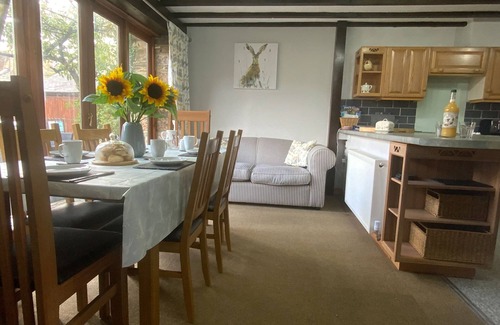 South Brent Cottage | FOXGLOVE BARN, family friendly, with hot tub in South Brent