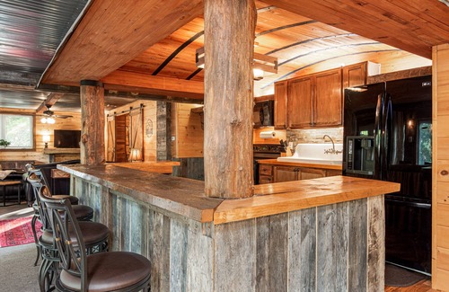 Zirconia Cabin | Foxwood Cabin/Hot Tub, Wifi, Pet Friendly, Easy Access