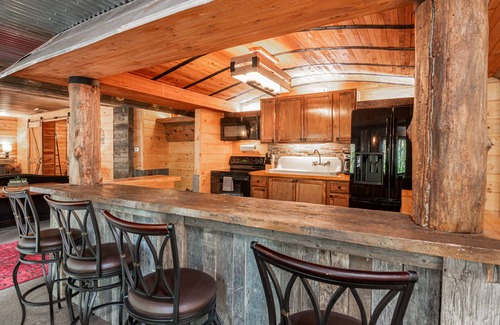 Zirconia Cabin | Foxwood Cabin/Hot Tub, Wifi, Pet Friendly, Easy Access