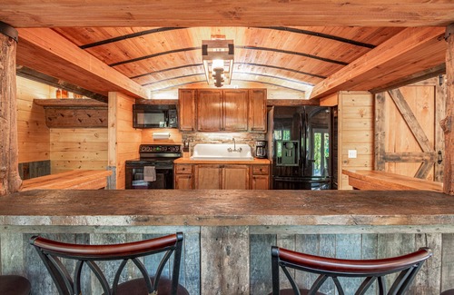 Zirconia Cabin | Foxwood Cabin/Hot Tub, Wifi, Pet Friendly, Easy Access
