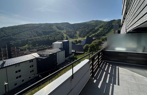 Besse-et-Saint-Anastaise Apartment | Large 3-room apartment with ski and lake views