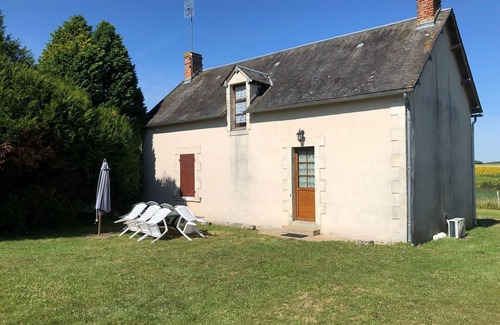 Sauzelles Cottage | Charming Cottage Near Fontgombault Abbey, with Garden & Close to Brenne Regional Park
