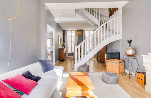 Bordeaux Golden Triangle Apartment | 125 m² Apartment ∙ 3 bedrooms ∙ 6 guests
