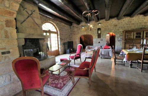 Saint-Apollinaire-de-Rias House | 300 m² House ∙ 6 bedrooms ∙ 15 guests