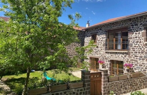 Saint-Christophe-sur-Dolaison Cottage | Farm cottage in Saint-Christophe-sur-Dolaison with terrace and private ensuite rooms