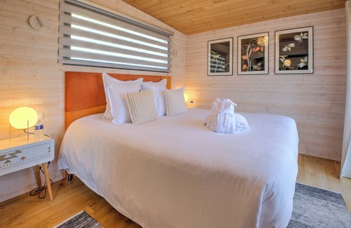 Saint-Felix-de-Reillac-et-Mortemart Bed & Breakfast | Inn 'Lodge Dune' with Private Terrace, Wi-Fi and Air Conditioning