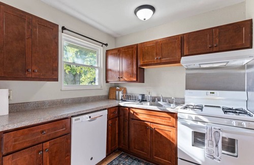 High Ridge House | Fragrance free - spacious Ranch -safe &quiet- 4 br 2 bath