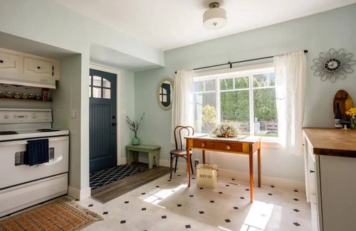Hope Cottage | Fraser River Waterfront Cottage in Hope BC