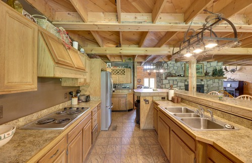 Fraziers Bottom Cabin | Fraziers Bottom Cabin on 800 Acres of Land w/Lake
