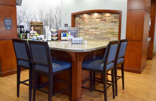 The Fountains Condo | Free Breakfast + 24 Hour Business Center + Outdoor Pool