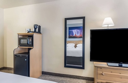 Palm Valley Hotel | FREE Breakfast at Red Lion Inn & Suites Goodyear Phoenix! Near Goodyear Ballpark