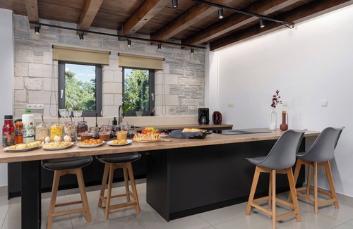 Atsipópoulon Villa | Free Breakfast at villa with Outdoor & Indoor Pool, Hot Tub, Home Cinema