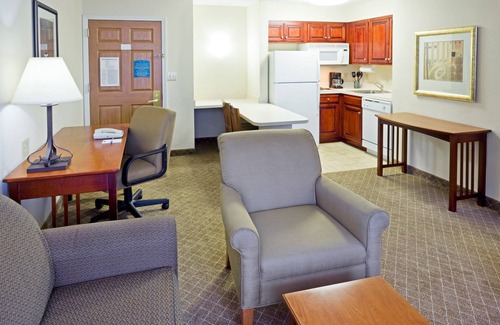 Cranbury Condo | Free Breakfast Buffet. Outdoor Pool. Great for Groups + Only 30 Min from Six Flags!