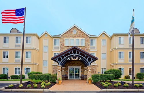 Cranbury Condo | Free Breakfast Buffet. Outdoor Pool. Great for Groups + Only 30 Min from Six Flags!