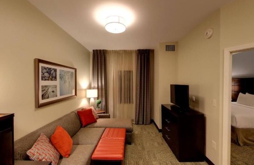 Bryant Pattengill East Condo | Free Breakfast! Near U of M. Indoor Pool + Gym.