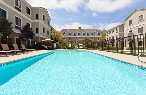 Lake Forest Apartment | Free Breakfast. Outdoor Pool & Hot Tub