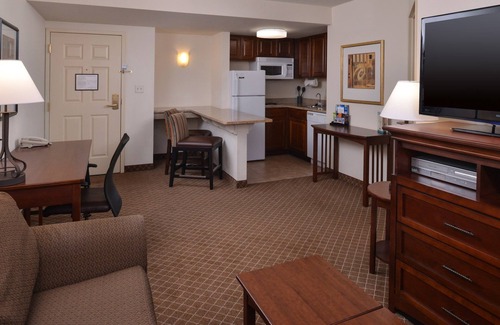 Plainfield Condo | Free Breakfast + Outdoor Pool | 24 Hour Fitness Center