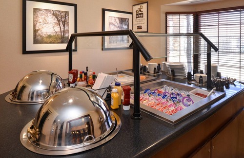 Plainfield Condo | Free Breakfast + Outdoor Pool | 24 Hour Fitness Center