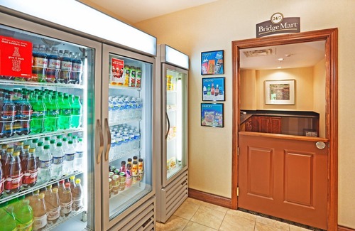 Oak Ridge Condo | Free Breakfast. Pool & Gym. King Suite. Your Next Trip!