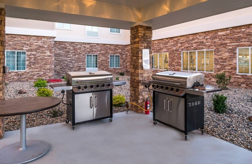Pecos Condo | Free Breakfast. Pool. Gym. Close to Maxey Park Zoo!