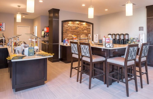 Pecos Condo | Free Breakfast. Pool. Gym. Near Maxey Park Zoo! Relaxing Retreat!