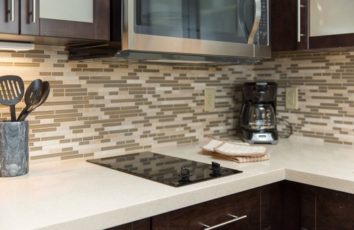 Corona Apartment | Free Breakfast. Pool & Hot Tub. Gym. Close to Amazon!