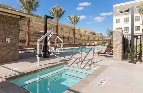 Corona Apartment | Free Breakfast. Pool & Hot Tub. Gym. King Suite. Near Amazon!