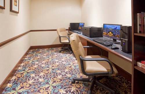Oconomowoc Apartment | Free Breakfast. Pool. Gym. Near Aurora Medical Center!