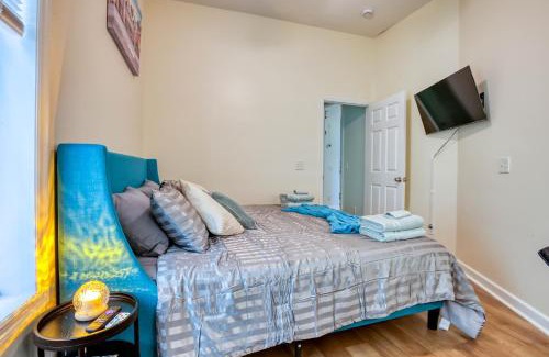 Metropolitan Apartment | Free Early Check-In or Late Check-Out - 4 King Beds - Sleeps 14 - Projectors - Starland - Massage Chair - Games