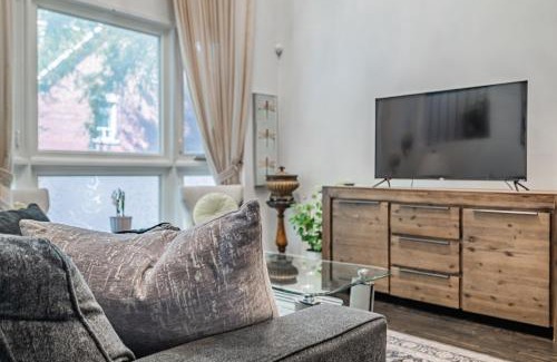 Church and Wellesley Villa | Free Parking! 5BR! Steps to Eaton Center! Downtown Core!