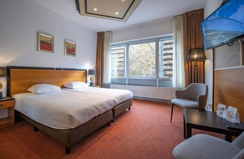 Apeldoorn Hotel | Free Parking and Scenic Bike Routes Near Apenheul Primate Park in Apeldoorn