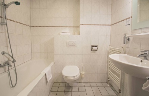 Apeldoorn Hotel | Free Parking and Scenic Bike Routes Near Apenheul Primate Park in Apeldoorn