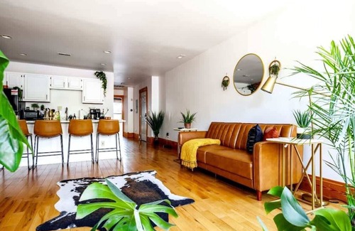 Italian Village Apartment | Free Parking – CLEAN – Top Rated – PRIME Location