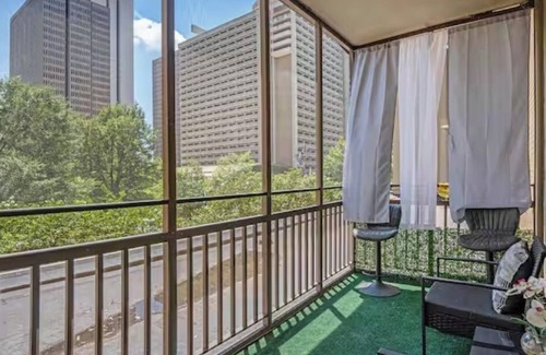 Peachtree Center Apartment | Free Parking,Downtown Condo, Walk to GA Aquarium, Mercedes-Benz, Centennial Park