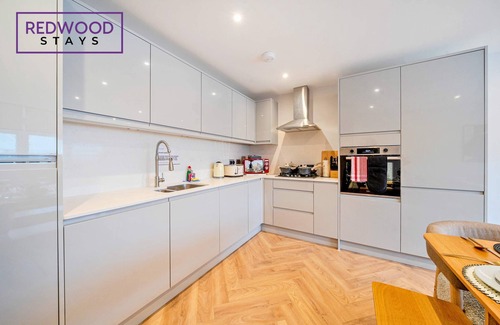 Rushmoor District Apartment | FREE Parking, Hi-Speed WiFi,55 Inch 4K TV LongStay