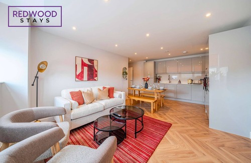 Rushmoor District Apartment | FREE Parking, Hi-Speed WiFi,55 Inch 4K TV LongStay