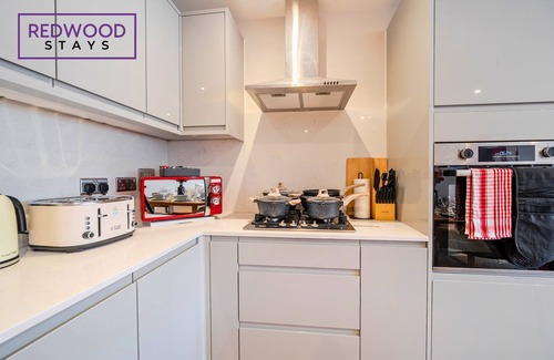 Rushmoor District Apartment | FREE Parking, Hi-Speed WiFi,55 Inch 4K TV LongStay