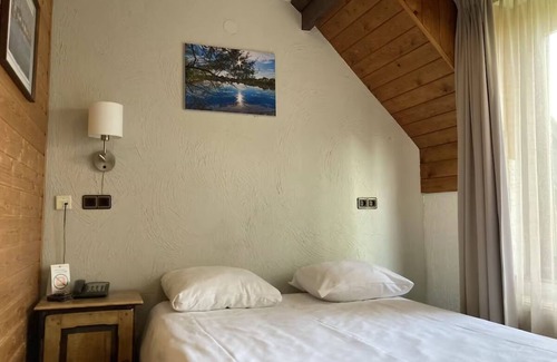 Lekkerkerk Hotel | Free Parking Included | Dine on the Terrace & Enjoy the Outdoor Pool