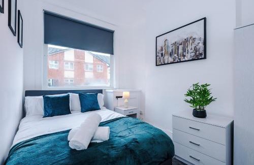 Forsbrook Apartment | FREE parking, LARGE House for Contractors & Families, Sleeps 10, 25 mins to ALTON TOWERS