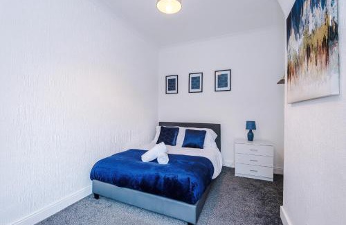 Forsbrook Apartment | FREE parking, LARGE House for Contractors & Families, Sleeps 10, 25 mins to ALTON TOWERS